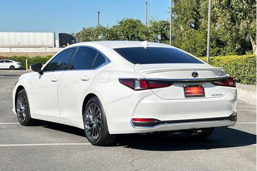 2025 Lexus ES 300h Luxury