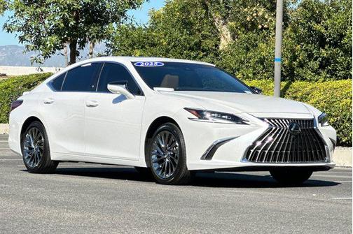 2025 Lexus ES 300h Luxury