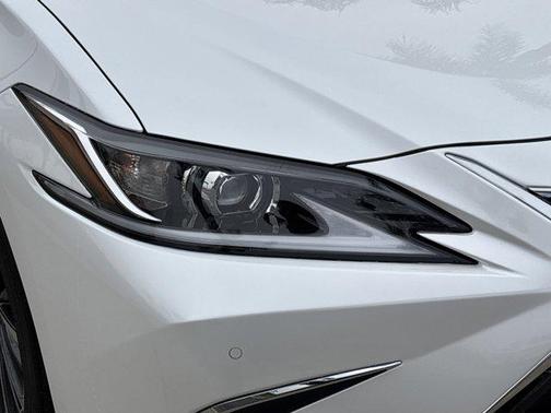 2025 Lexus ES 300h Base