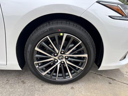 2025 Lexus ES 300h Base