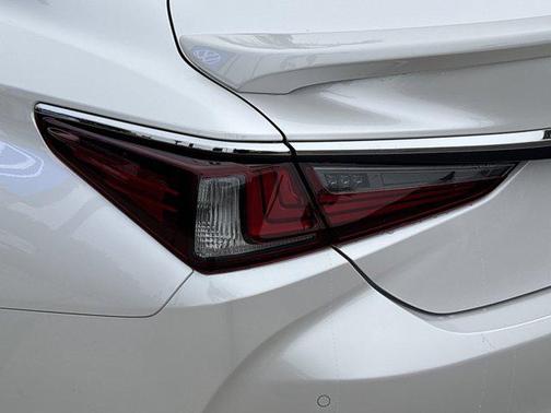 2025 Lexus ES 300h Base