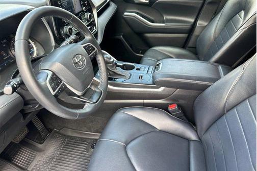 2022 Toyota Highlander Hybrid XLE