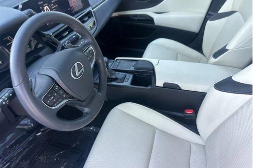 2022 Lexus ES 300h Base