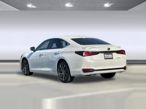 2022 Lexus ES 300h Base