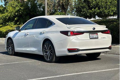 2022 Lexus ES 300h Base
