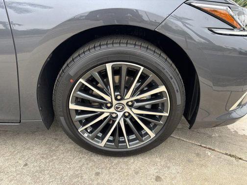 2025 Lexus ES 300h Base