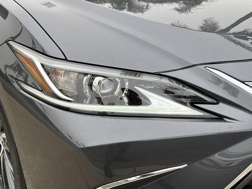 2025 Lexus ES 300h Base