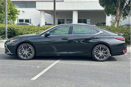 2025 Lexus ES 300h Base