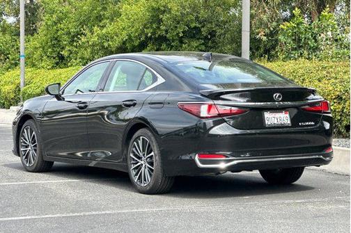 2025 Lexus ES 300h Base