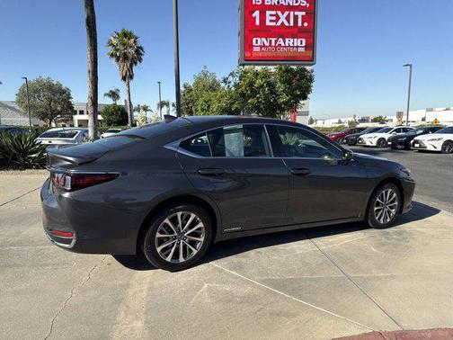 2022 Lexus ES 300h Base