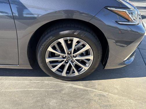 2022 Lexus ES 300h Base