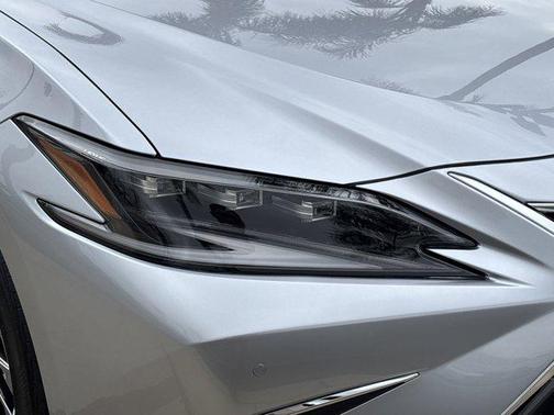 2025 Lexus ES 300h Luxury
