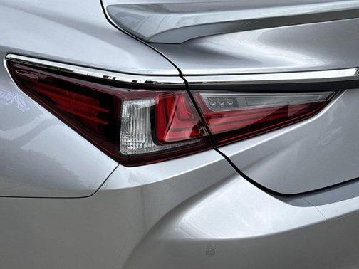 2025 Lexus ES 300h Luxury