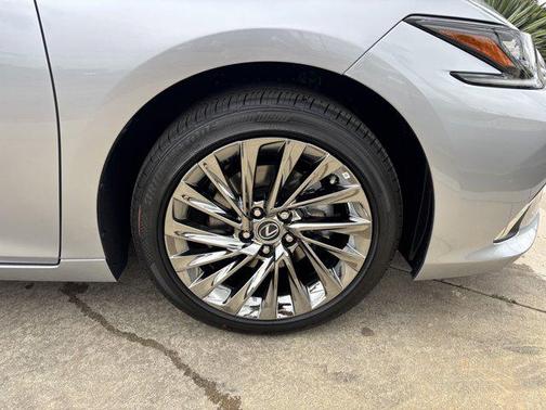 2025 Lexus ES 300h Luxury