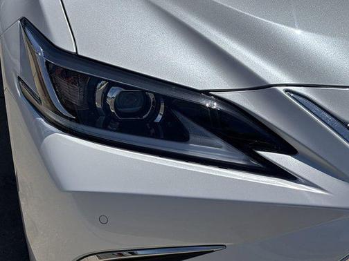 2025 Lexus ES 300h Base