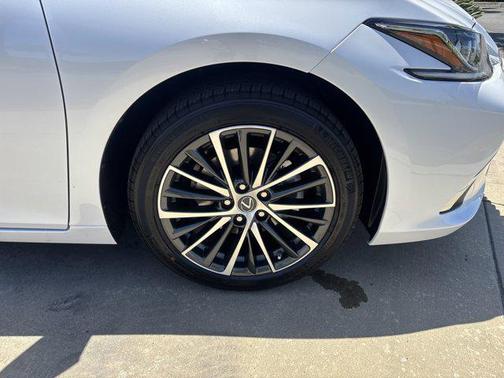 2025 Lexus ES 300h Base