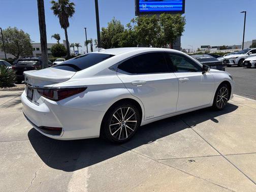 2022 Lexus ES 300h Base