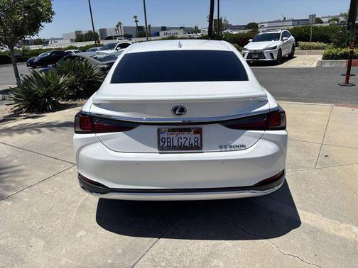2022 Lexus ES 300h Base