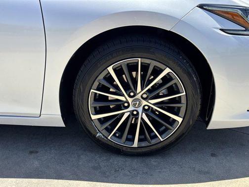 2022 Lexus ES 300h Base