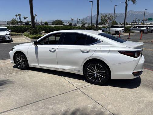 2022 Lexus ES 300h Base