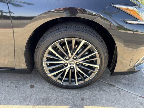 2025 Lexus ES 300h Base