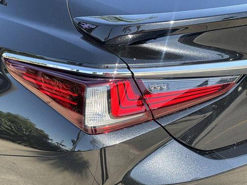 2025 Lexus ES 300h Base