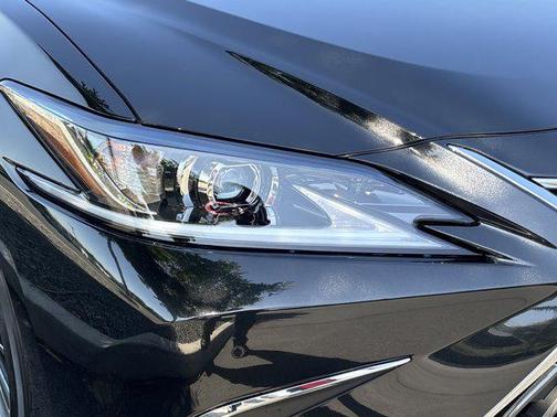 2025 Lexus ES 300h Base