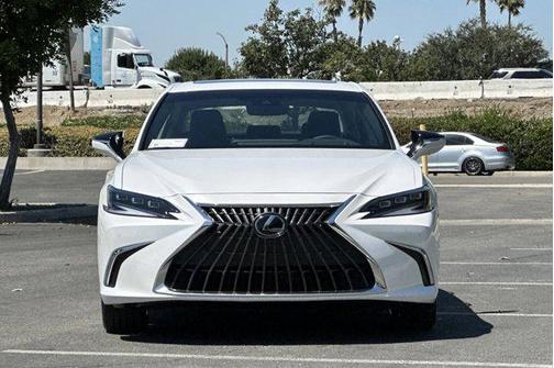 2025 Lexus ES 300h Luxury