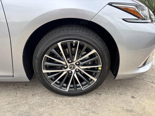2025 Lexus ES 300h Base