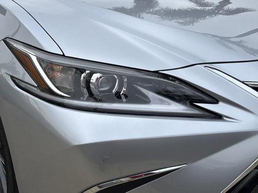 2025 Lexus ES 300h Base