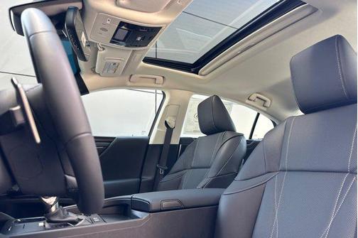 2025 Lexus ES 300h Luxury