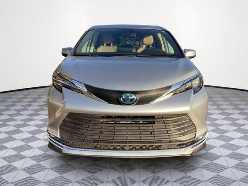 Celestial Silver Metallic 2024 Toyota Sienna XLE