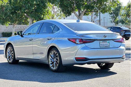 2025 Lexus ES 300h Luxury