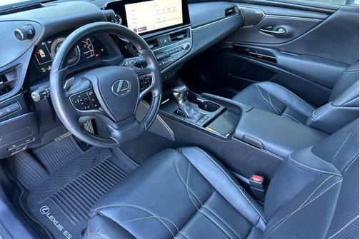 2025 Lexus ES 300h Luxury