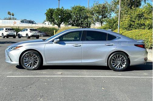 2025 Lexus ES 300h Luxury