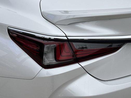 2025 Lexus ES 300h Base