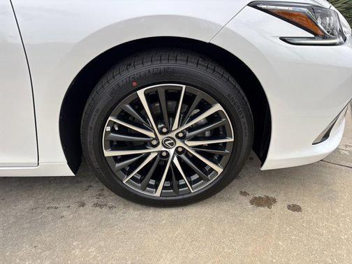 2025 Lexus ES 300h Base