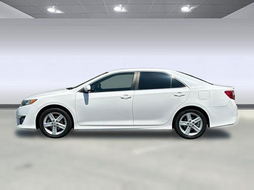 White 2014 Toyota Camry SE