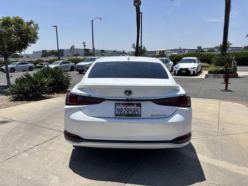 2025 Lexus ES 300h Base