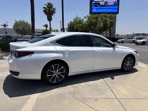 2025 Lexus ES 300h Base