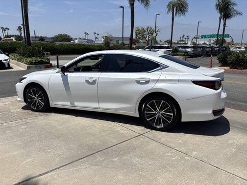 2025 Lexus ES 300h Base