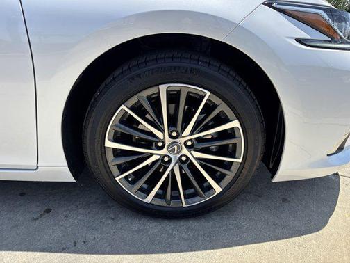 2025 Lexus ES 300h Base