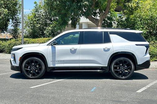 Iridescent Pearl Tricoat 2025 Chevrolet Traverse RS