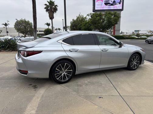 2023 Lexus ES 300h Base