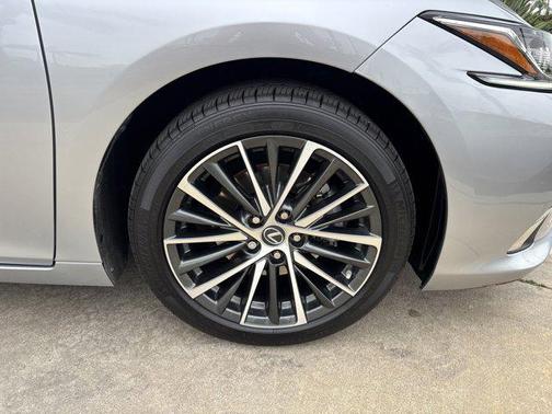 2023 Lexus ES 300h Base