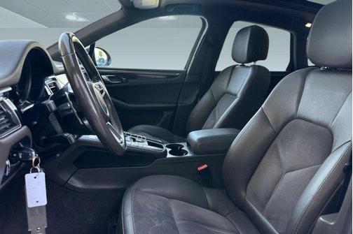 Agate Grey Metallic 2018 Porsche Macan Macan