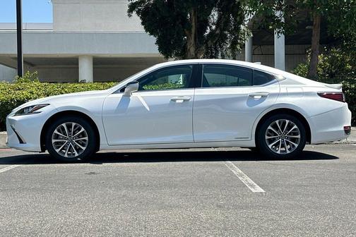 Eminent White Pearl 2022 Lexus ES 300h Base