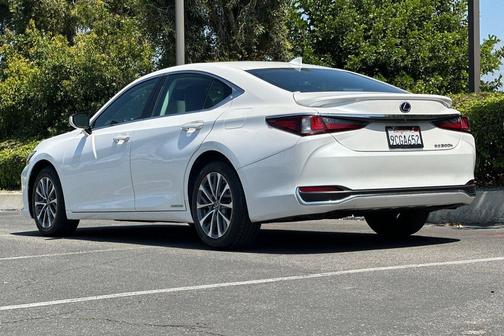 Eminent White Pearl 2022 Lexus ES 300h Base