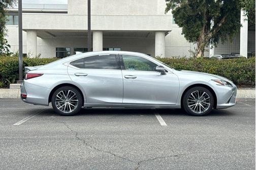 Iridium 2023 Lexus ES 300h Base