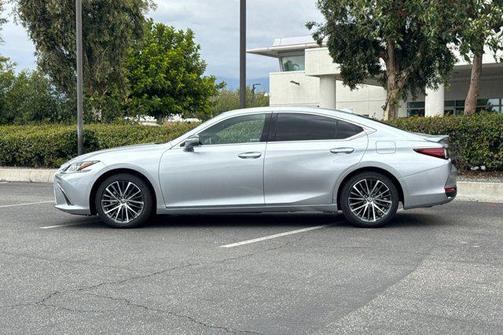 Iridium 2023 Lexus ES 300h Base